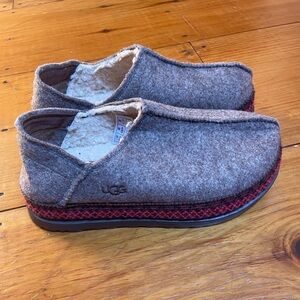 Ugg Tasman gray with red trim NWOB size 8
